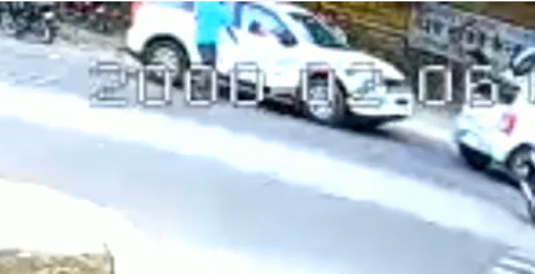 तस्वीर, 13 अक्टूबर 2021 की है। पीछे सफेद रंग की SUV में अपने साथियों के साथ लवली सवार था। आगे वाली कार से पुलिस ने उसका रास्ता ब्लॉक कर रोकने की कोशिश की थी।