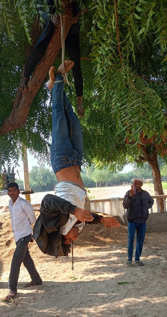 युवक को उल्टा लटाकर की गई मारपीट।