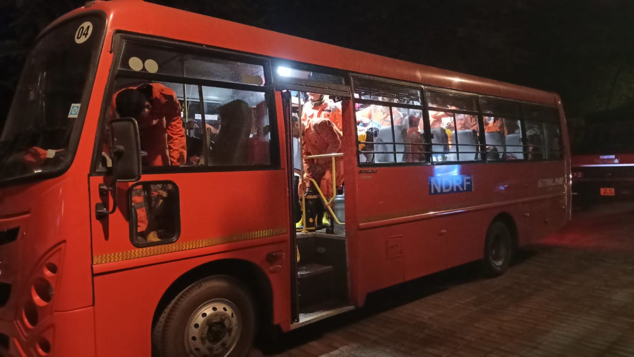 मौके पर भिलाई से NDRF की टीम पहुंची है। 28 जवान राहत कार्य में जुटे हुए हैं।