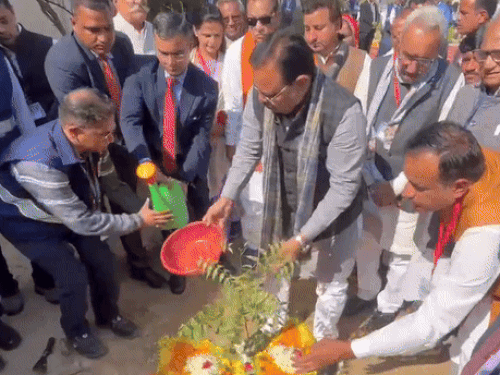 मुख्यमंत्री भजनलाल शर्मा ने शुक्रवार को रिफाइनरी का दौरा किया था। परिसर में पौधा भी लगाया था।