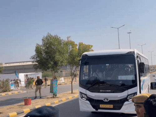 10 जनवरी को मुख्यमंत्री-राज्य मंत्री समेत अधिकारियों ने बस से रिफाइनरी का दौरा किया था।