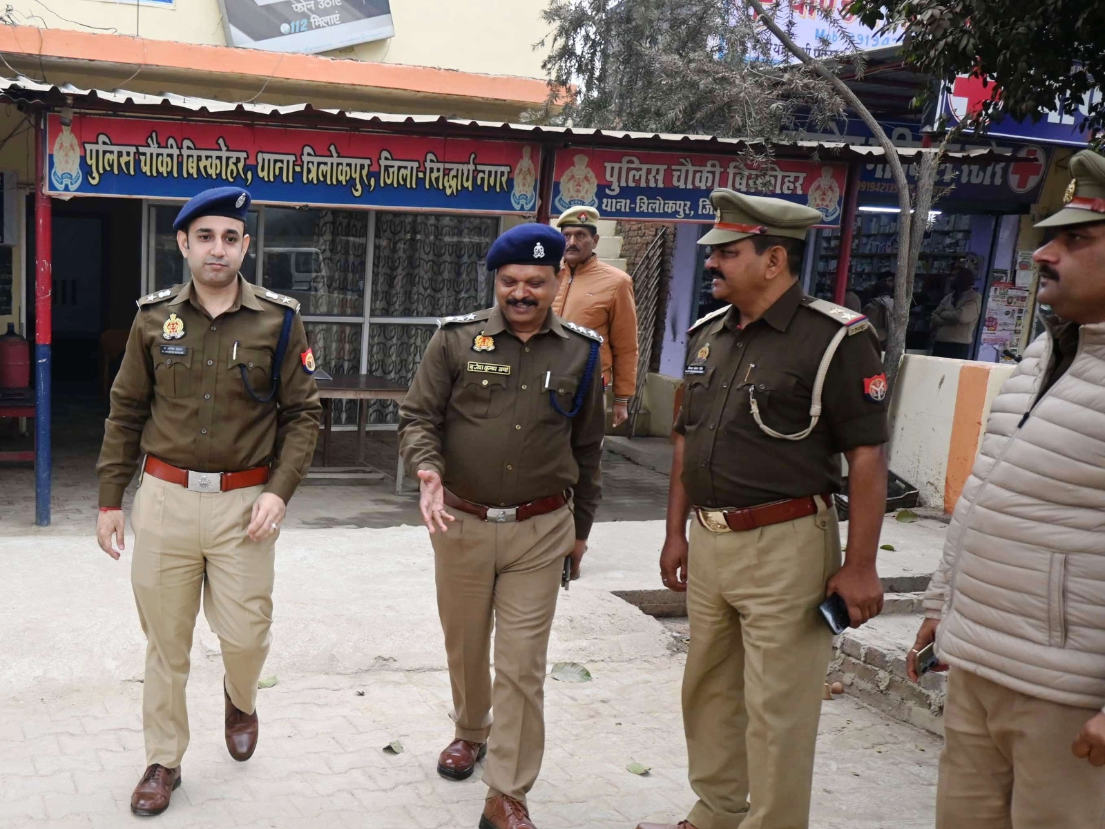 SP's surprise inspection of police stations in Itwa | इटवा में एसपी का ...