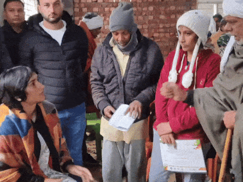 जुलाना में लोगों की समस्याएं सुनतीं विधायक विनेश फोगाट।