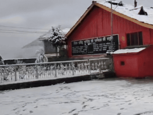 भरमौर में हो रही बर्फभारी का नजारा - Dainik Bhaskar