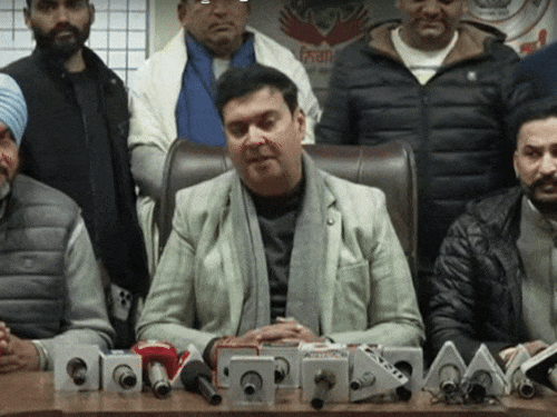 जालंधर निगम कार्यालय पहुंचे नव नियुक्त मेयर विनीत धीर मीडिया से बात करते हुए। - Dainik Bhaskar