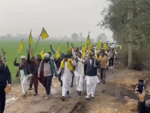 रविवार को हिसार से किसानों का एक दल खनौरी पहुंचा। यहां उन्होंने किसान आंदोलन के समर्थन में नारेबाजी की।