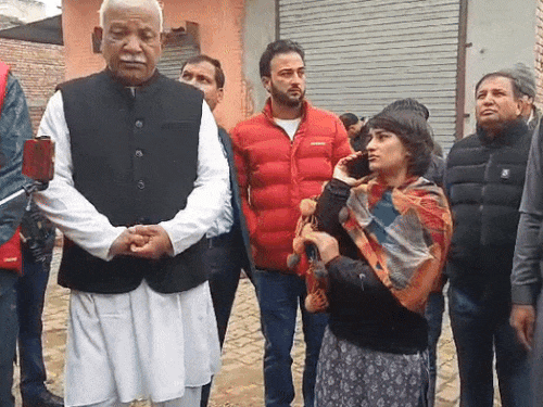 पब्लिक हेल्थ के सुपरिंटेंडिंग इंजीनियर से फोन पर बात करतीं विधायक विनेश फोगाट। - फाइल फोटो