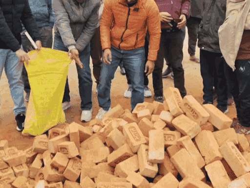 अधिकारी से बात करने के बाद विधायक विनेश फोगाट ने नाले पर लगाई जा रही ईंटों का सैंपल भरकर अपनी गाड़ी में रखवा लिया था।