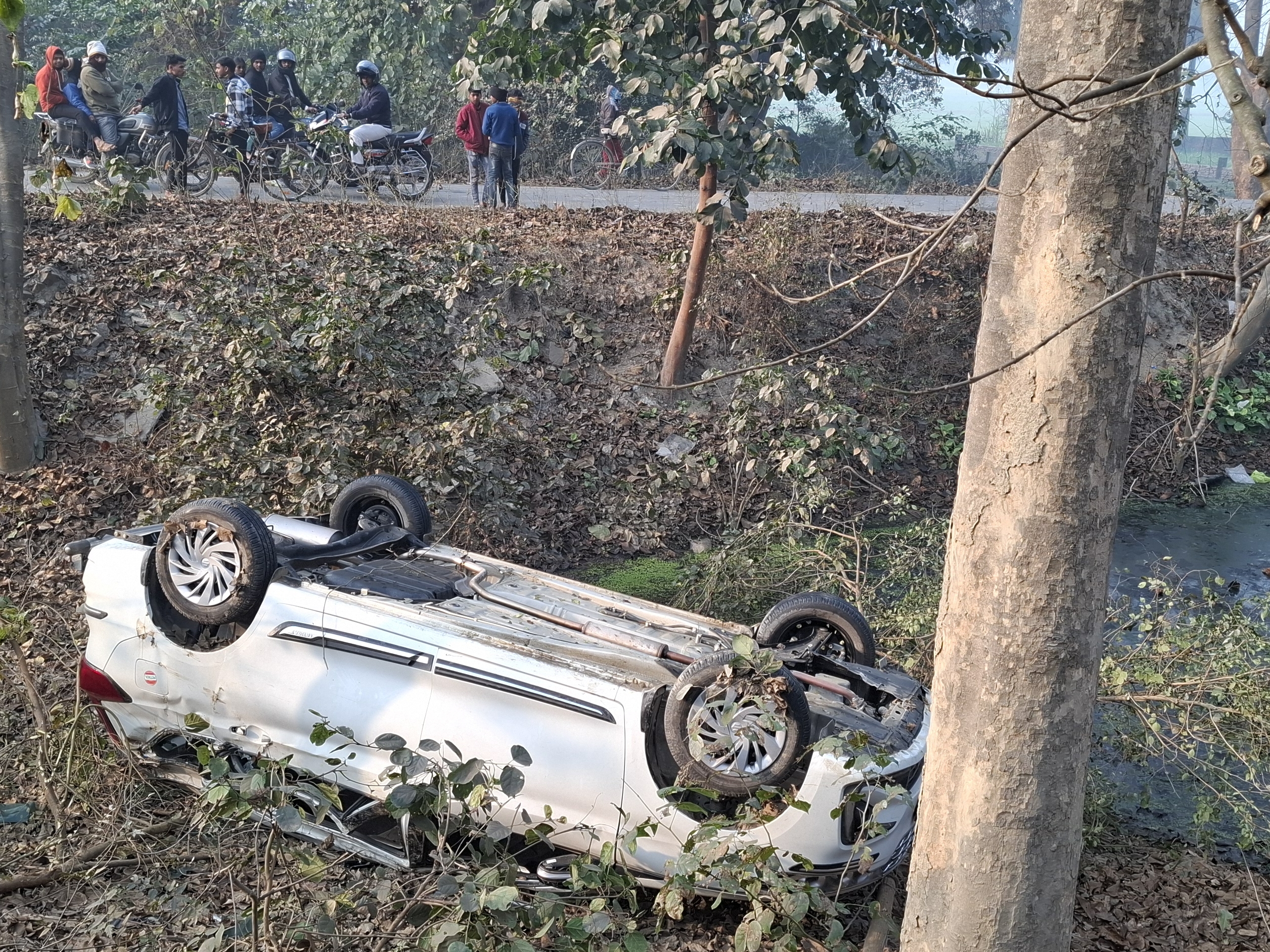 A major accident was averted in Mau | मऊ में बड़ा हादसा टला: तेज रफ्तार ...