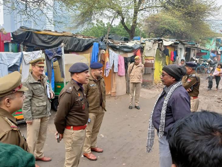 नोएडा की जेजे कालोनी में सत्यापन की प्रक्रिया करते एडीसीपी मनीष मिश्र