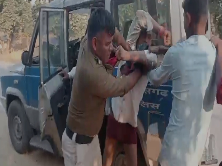 कोरबा में शराबी युवक ने डायल-112 के पुलिसकर्मी से की मारपीट है, जिसका वीडियो सामने आया है।