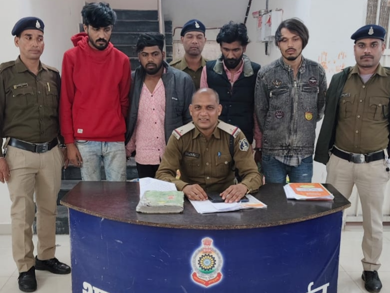 पुलिस ने गैंग के चार सदस्यों को गिरफ्तार किया है। - Dainik Bhaskar