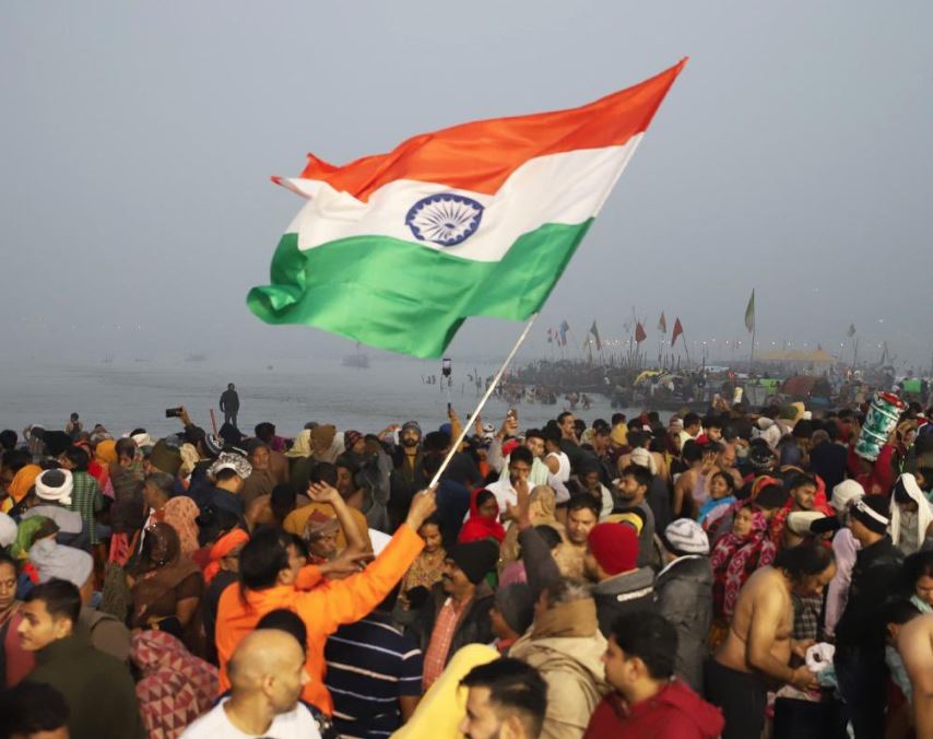 संगम तट गंगा मइया की जय के साथ भारत मां के जयकारे गूंजे। श्रद्धालु ने तिरंगा लहराया।