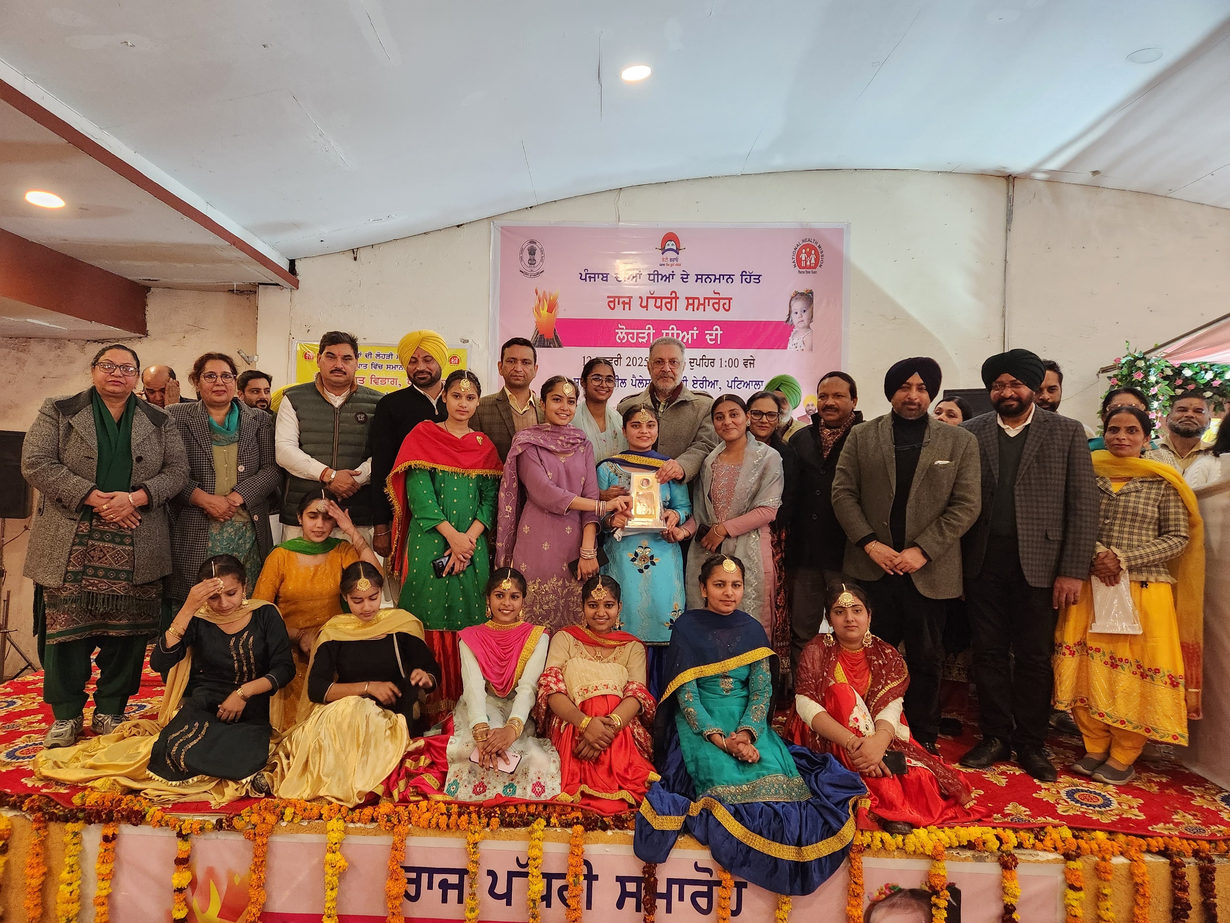 उत्कृष्ट कार्य करने वाली आशा कार्यकर्ताओं को सम्मानित करते हुए स्वास्थ्य मंत्री डॉ. बलबीर सिंह।
