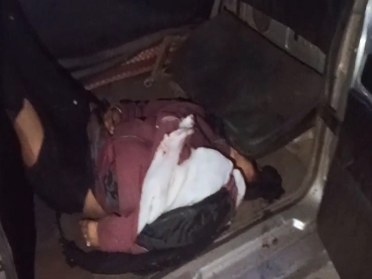 हादसे में खिलेश्वरी उर्फ छोटी की मौत हो गई। एम्बुलेंस में लाया गया शव।