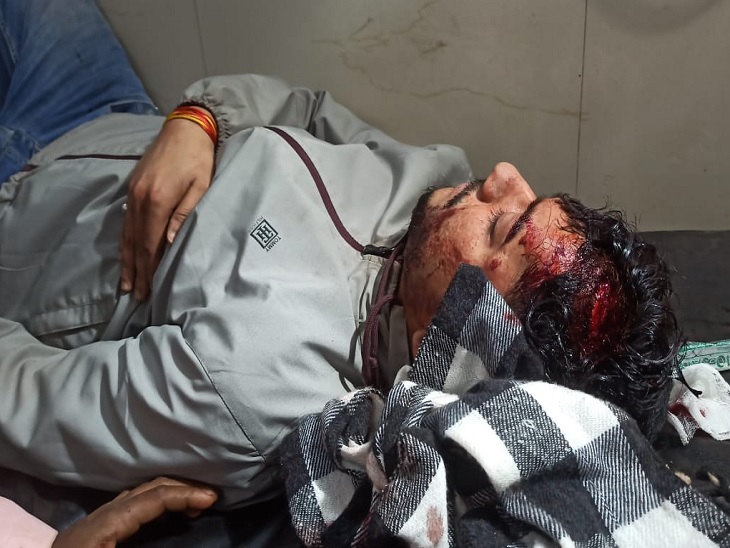 अस्पताल में घायल का उपचार करते हुए - Dainik Bhaskar