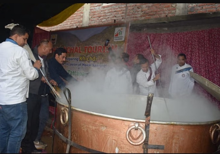 तत्तापानी में इसी तरह बड़े पतीले में संक्रांति के मौके पर खिचड़ी बनाई जाती है। - फाइल फोटो