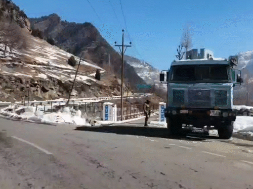 टनल के रास्ते पर सुरक्षा के कड़े इंतजाम हैं। सेना के जवान हर जगह तैनात किए गए हैं।