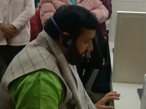 हरियाणा के सीएम पंजाब बीजेपी कार्यालय में नए मेंबरों से फोन पर बात करते हुए। - Dainik Bhaskar