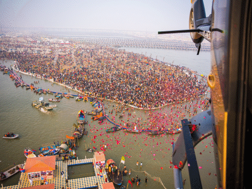 Prayagraj Maha Kumbh Mela Snan Photos Videos Update | तस्वीरों में देखिए  महाकुंभ का पहला स्नान: चारों तरफ सिर्फ भीड़, कंधों पर बच्चे; घुड़सवार  पुलिसवाले...आस्था ही ...
