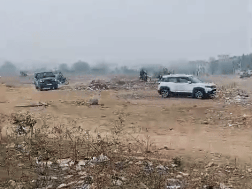 मैदान में क्रिकेट खेल रहे लड़कों पर दो थार में सवार युवकों ने गाड़ी चढ़ाने की कोशिश की।