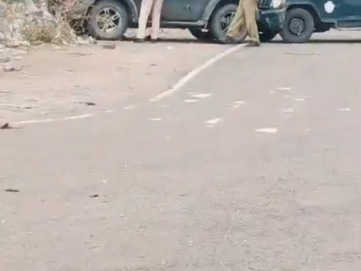 पुलिस ने थार सवार युवकों को पकड़ने की कोशिश की तो भागने लगे।