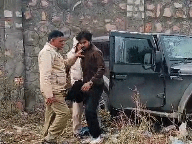 बदमाशों को थार जीप से निकालकर डिटेन किया गया।