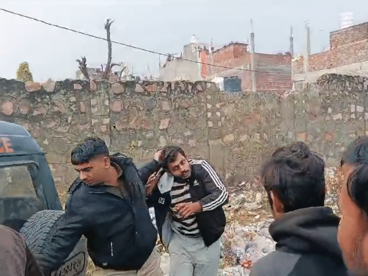 पुलिस बदमाशों को बालों से पकड़कर लेकर आई। इसके बाद पीसीआर में बैठाया।