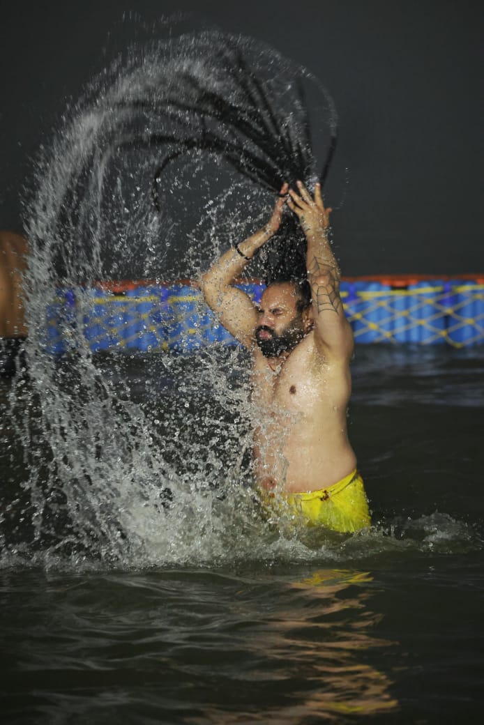 गंगा मइया की जय-जय करते हुए संतों ने डुबकी लगाई। महादेव के जयकारे लगाए।