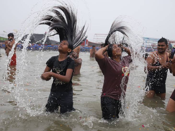 गंगा मइया का जयकारा लगाते हुए युवतियों ने डुबकी लगाई और फोटो क्लिक कराई।