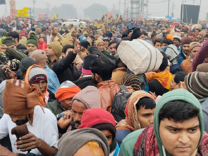 घाट की ओर जाने वाले रास्ते भरे हैं। 500 मीटर की दूरी तय करने में करीब 1 घंटे लग जा रहे।