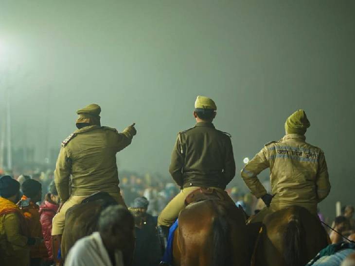 घुड़सवार पुलिसवाले श्रद्धालुओं की मदद के लिए तैनात हैं। हर एक्टिविटी पर नजर बनाए हैं।
