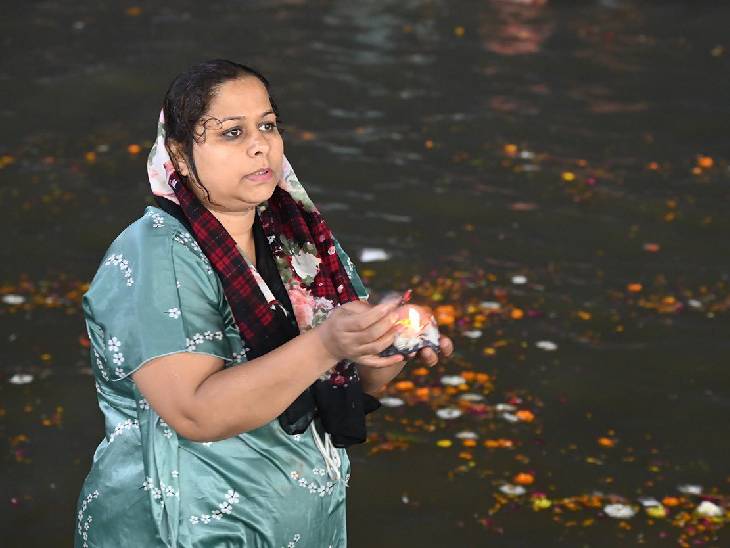 महिला श्रद्धालु ने स्नान के बाद गंगा मइया को पुष्प और आरती अर्पित की।