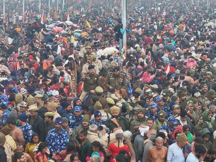 सुरक्षा में लगे पुलिस अधिकारी भी लगातार गश्त कर रहे हैं।