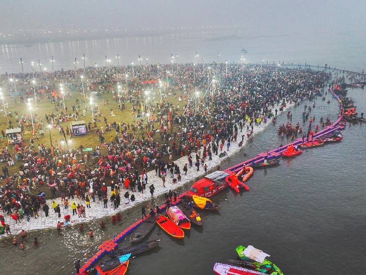 जल पुलिस और NDRF के जवान फ्लोटिंग बैरिकेड्स के बाहर तैनात हैं। ये डूबने से बचा लेंगे।