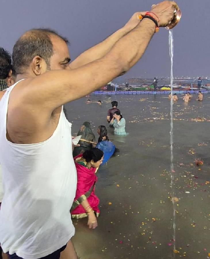 गंगा स्नान कर श्रद्धालु अर्घ्य दे रहें। फूल और आरती भी गंगा मइया को अर्पित कर रहें।