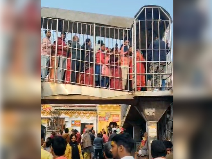 बाबा बैद्यनाथ को जलाभिषेक के लिए बालिका आश्रम की कतार।