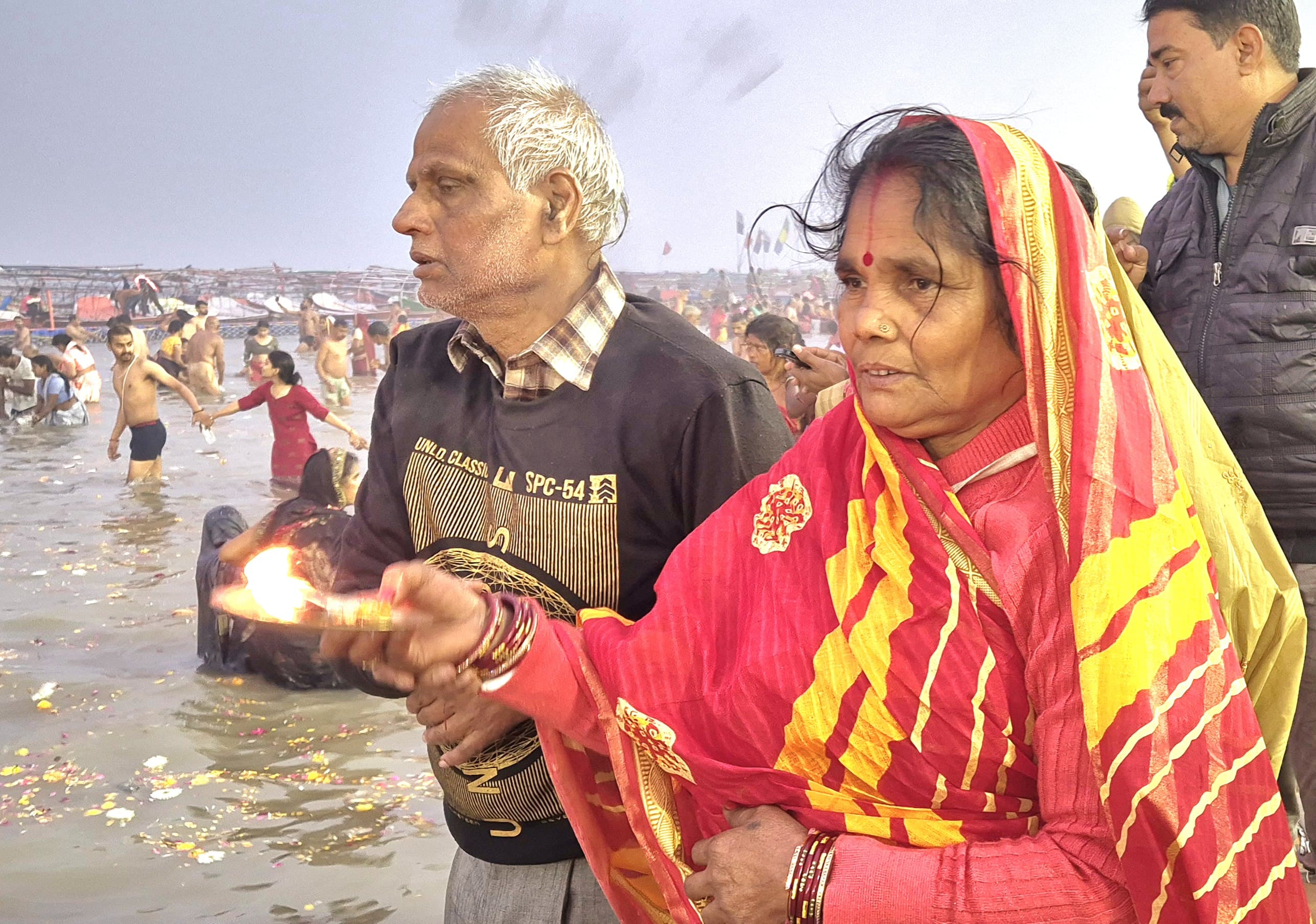 पति-पत्नी संगम स्नान के लिए पहुंचे। स्नान के बाद गंगा आरती की।