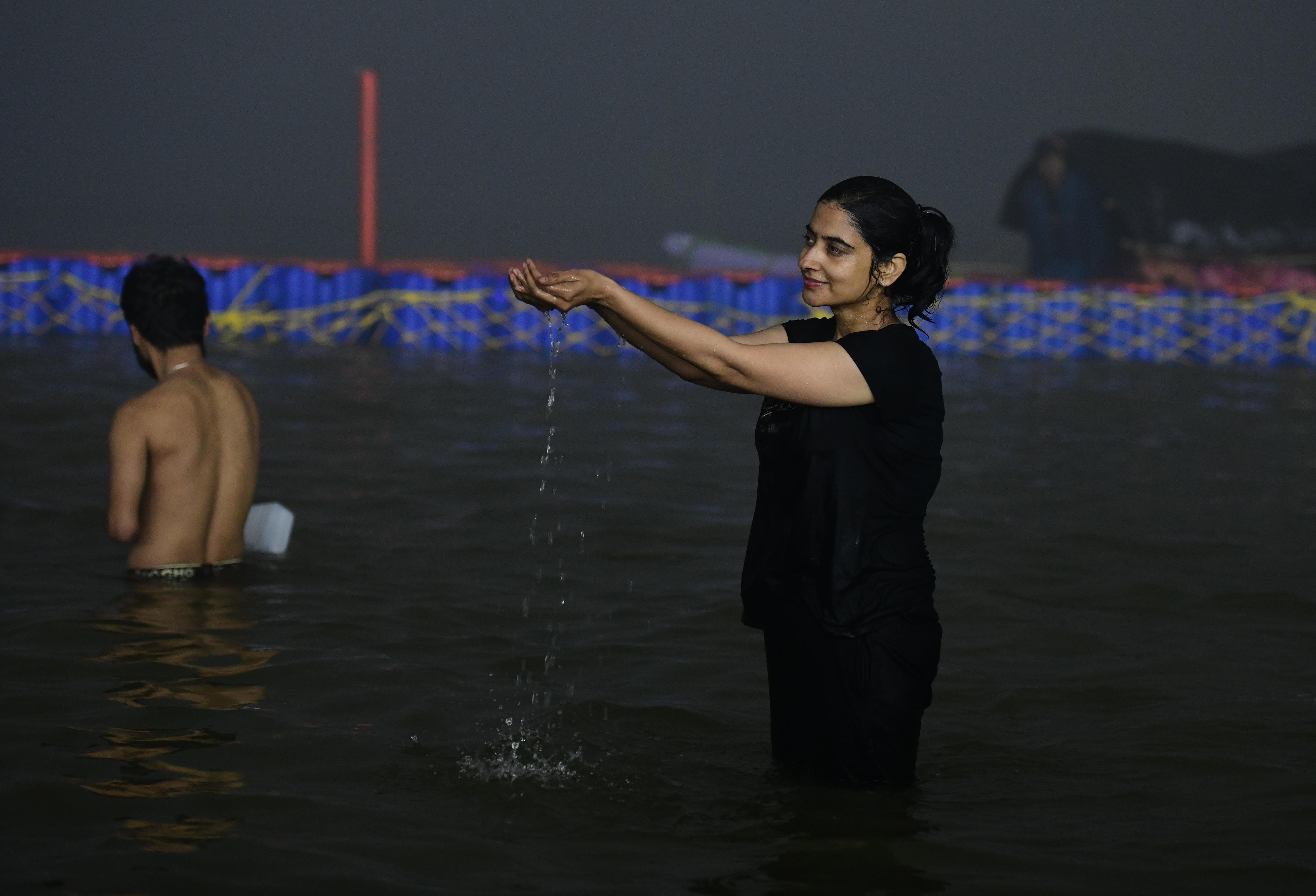 स्नान के बाद छात्रा ने सूर्य का ध्यान किया और जल चढ़ाया।