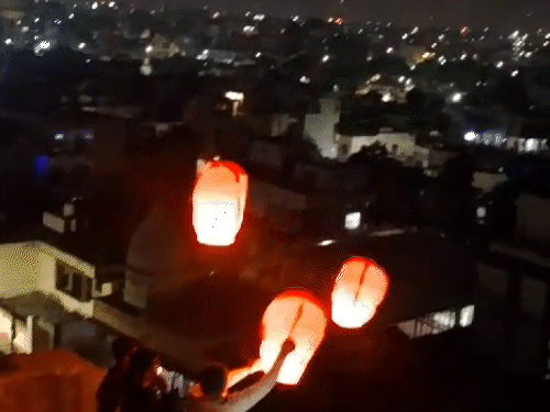 तस्वीर सीकर की है, जहां छतों पर चढ़े लोगों ने रंग-बिरंगी लालटेन जलाई और उसे आसमान में छोड़ दिया।