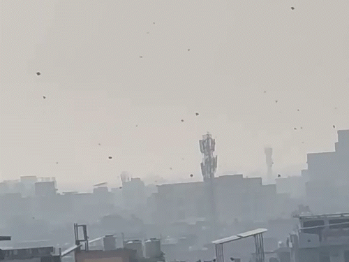 फोटो सीकर का है। यहां दोपहर में जैसे ही तेज हवा चली, लोग छतों पर आ आए और पूरा आसमान पतंगों से सतरंगी हो गया।