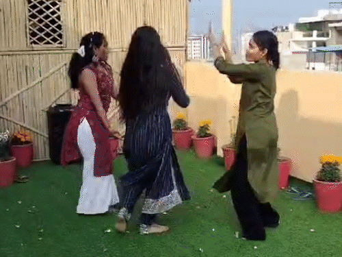 कोचिंग सिटी कोटा में मकर संक्रांति का उल्लास नजर आया। युवक-युवतियों ने छत पर डीजे पर जमकर डांस किया और पतंग उड़ाई।