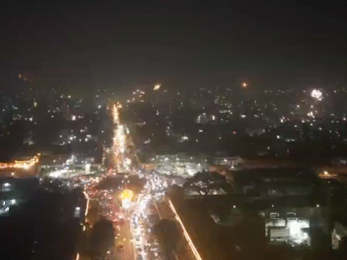 तस्वीर बड़ी चौपड़ और हवामहल की है। दिनभर पतंगबाजी के दौर के बाद जयपुरवासियों ने रात को आतिशबाजी की। (ड्रोन फोटो क्रेडिट : राम जयपुर ड्रोनी)