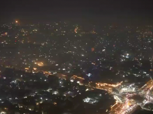 जयपुर की ओल्ड सिटी का यह नजारा ड्रोन से कैद किया गया। नजारा दिवाली से कम नहीं था। युवाओं ने छत पर चढ़कर पतंगों के साथ लैंटर्न जलाकर अपनी विश मांगी।