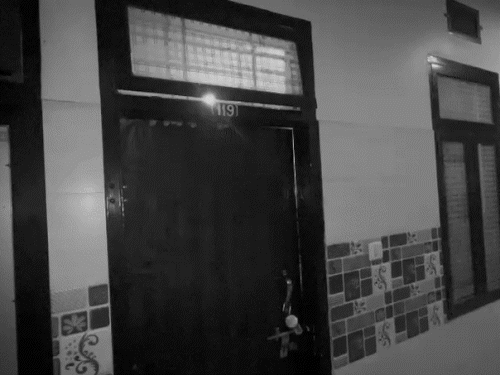 शाम को सफाई कर्मचारी कमरे के बाहर पहुंचा तो उसे कोई हलचल नहीं दिखी। इस पर उसने मैनेजर को सूचना दी।