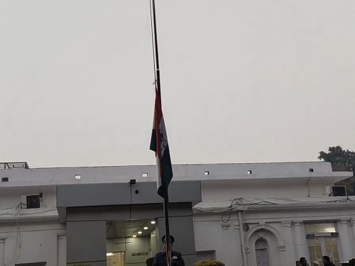 14 जनवरी को 24 अकबर रोड स्थित पार्टी मुख्यालय पर आखिरी बार कांग्रेस का झंडा उतारा गया।