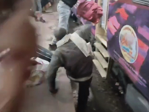Stampede at Jhansi railway station | झांसी रेलवे स्टेशन पर मची अफरातफरी:  चलती ट्रेन में बैठने के लिए दौड़े महाकुंभ जाने वाले श्रद्धालु, कई ट्रैक व  ...