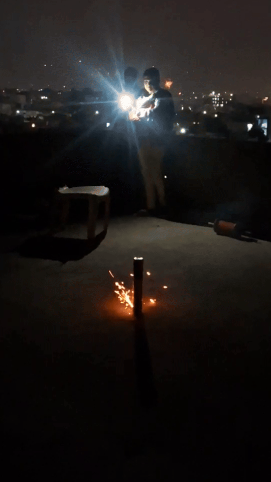 सीकर शहर में रात को छतों पर चढ़कर आतिशबाजी करते लोग।