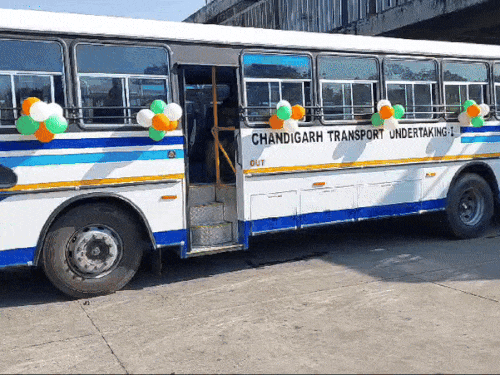 बस स्टैंड पर खड़ी बसों को सजाया गया।