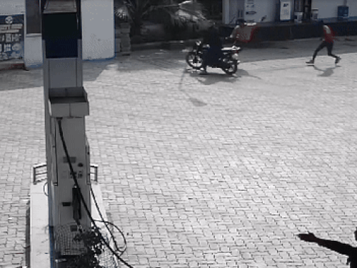 बदमाशों ने बाइक से टक्कर मार सेल्समैन को नीचे गिरा दिया।